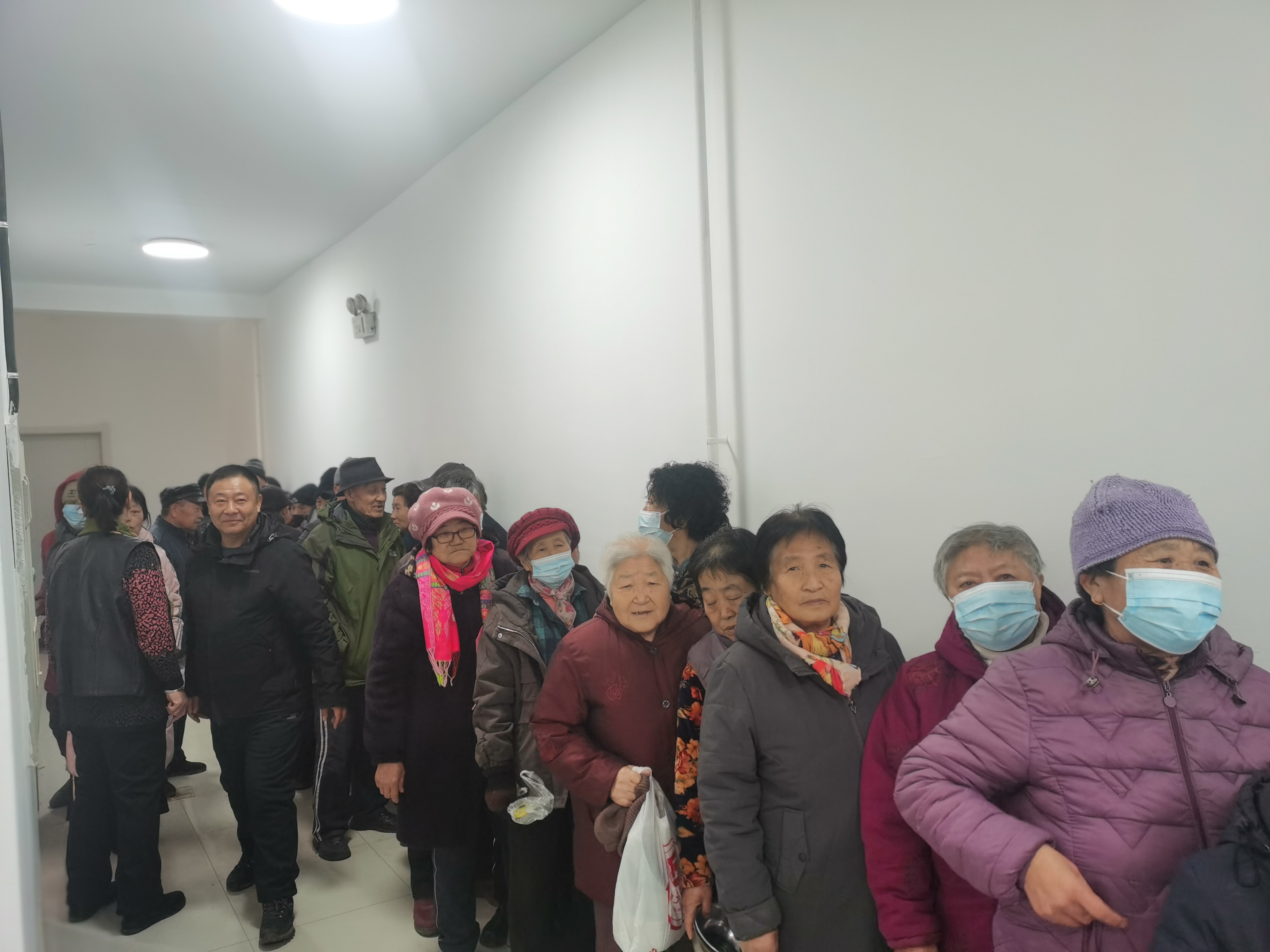 图一:颇家屯村幸福长者食堂就餐排队现场.jpg 雪缘园