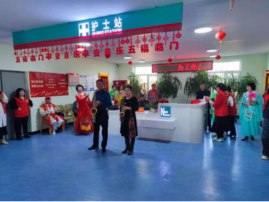 老人为大家表演乐器合奏.png 雪缘园