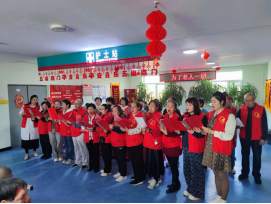 民政工作人员与老人合唱《我的祖国》.png 雪缘园