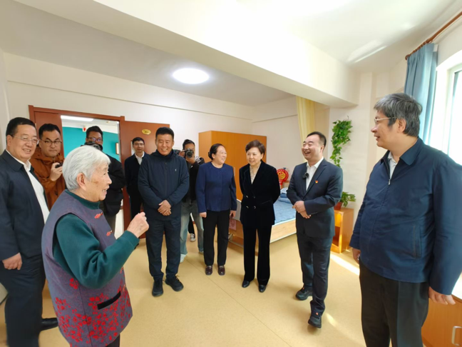 辽宁省民政厅调研组一行亲切问候老人.png 雪缘园