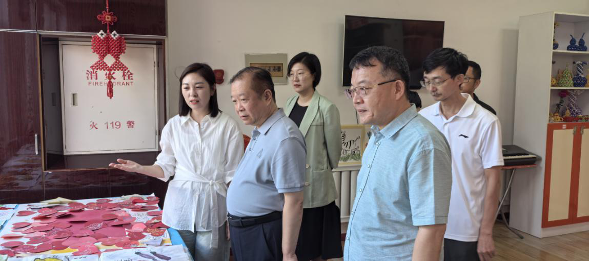 万莲街道阳光家园负责人介绍工作情况.png 雪缘园