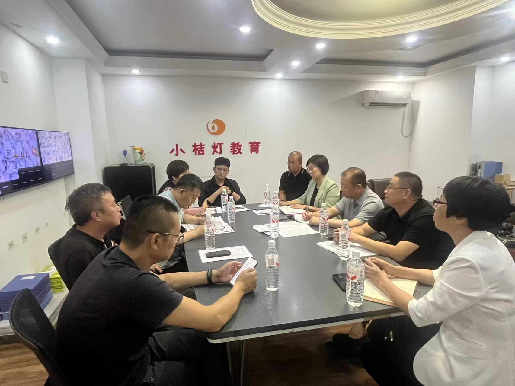 调研组在小桔灯康复中心听取意见建议.png 雪缘园