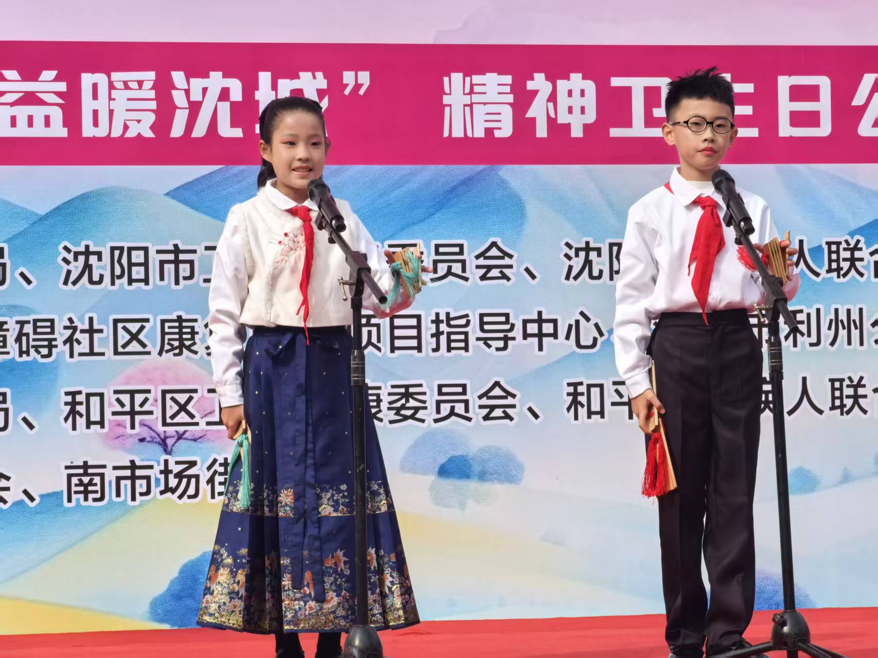 追锋少年志愿服务队表演主题快板《心里暖洋洋》.jpg 雪缘园