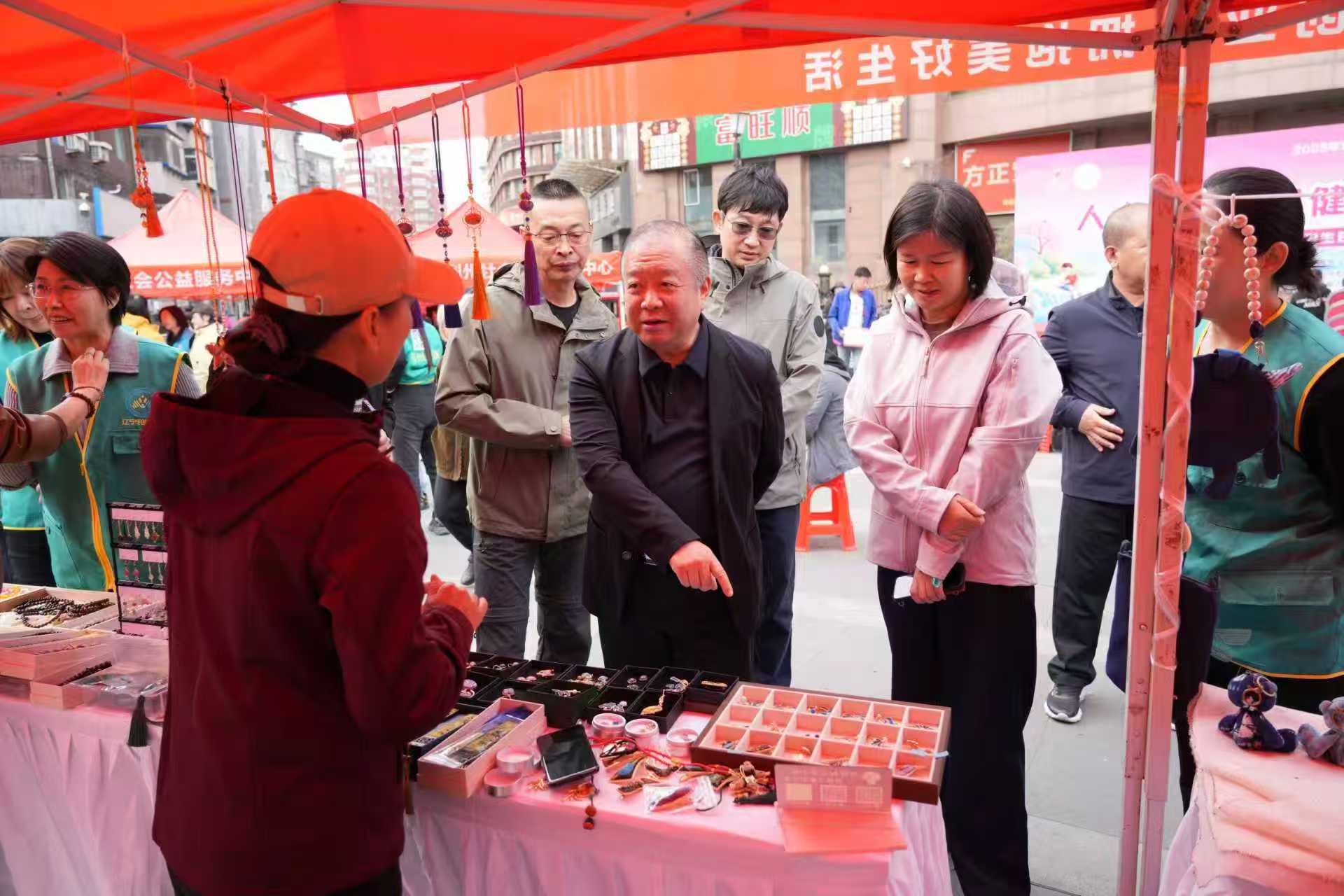 雪缘园
副局长朱军参观市集展位.jpg 雪缘园